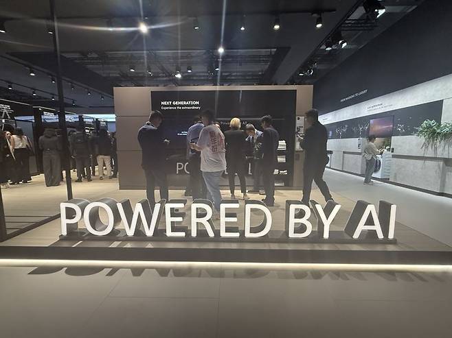 IFA 2025 전시장 중국 하이얼 부스에는 'AI로 구동되는 가전(Powered by AI)' 이라는 글자가 설치돼 있다. 사진=임수빈 기자