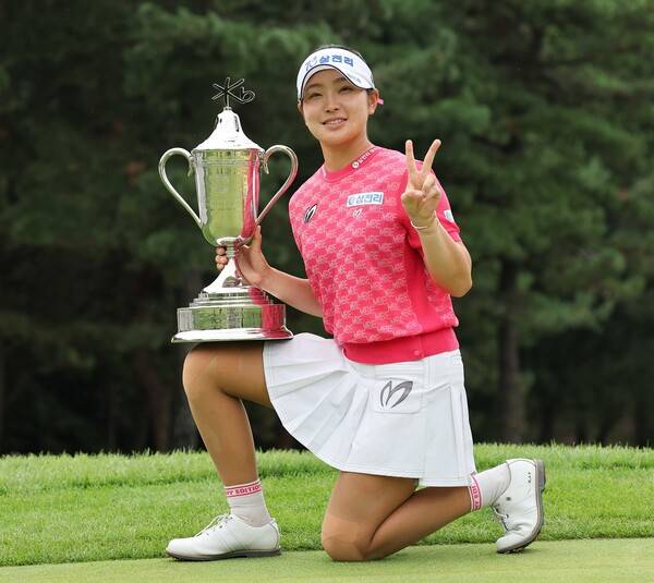 2025년 한국여자프로골프(KLPGA) 투어 메이저 대회 KB금융 스타챔피언십 우승을 차지한 디펜딩 챔피언 유현조 프로가 우승 트로피를 들고 기념 촬영하는 모습이다. 사진제공=KLPGA (이미지를 무단으로 사용하지 마십시오)