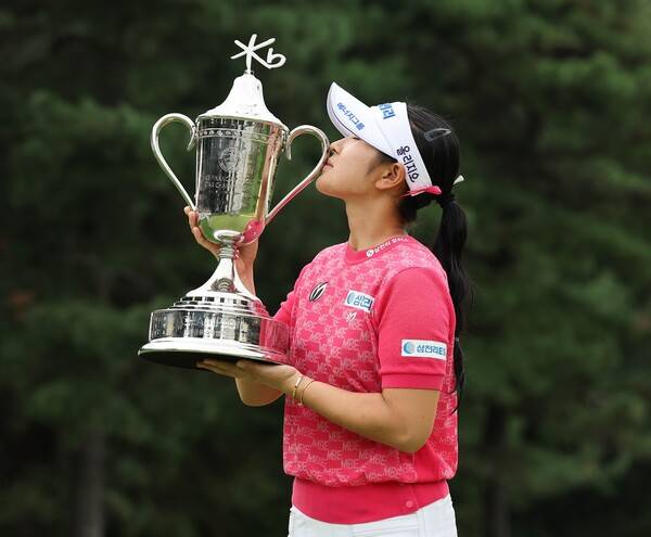 2025년 한국여자프로골프(KLPGA) 투어 메이저 대회 KB금융 스타챔피언십 우승을 차지한 디펜딩 챔피언 유현조 프로가 우승 트로피를 들고 기념 촬영하는 모습이다. 사진제공=KLPGA (이미지를 무단으로 사용하지 마십시오)