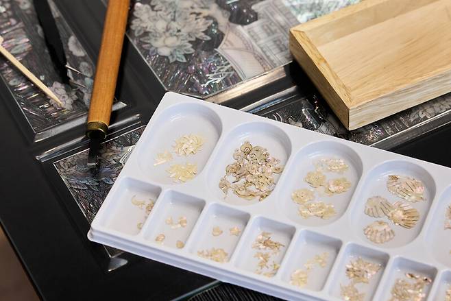 자개 공예 재료들. 염서정 스튜디오 어댑터