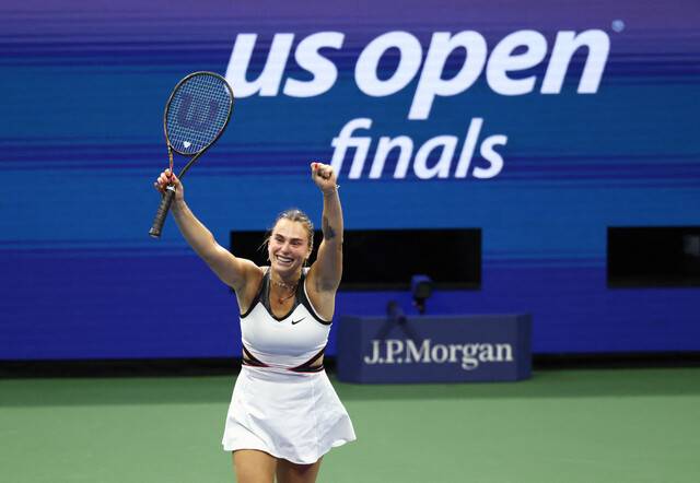 여자 테니스 세계랭킹 1위 아리나 사발렌카(벨라루스)가 7일(한국시각) 미국 뉴욕 빌리진킹 내셔널 테니스센터에서 열린 유에스오픈 여자 단식 결승에서 아만다 아니시모바 꺾고 승리한 뒤, 기뻐하고 있다. 뉴욕/로이터 연합뉴스