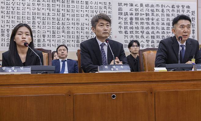 5일 국회 법제사법위원회 법안심사1소위원회에서 열린 검찰 개혁 입법청문회에 서울 남부지검에서 건진 전성배씨 관련한 수사를 담당했던 검사들과 압수수색 증거품인 \'관봉권\'을 관리했던 검찰 수사관들이 출석했다. 건진 사건 수사 당시 서울 남부지검 1차장 검사였던 이희동 부산고검 검사(오른쪽)가 의원 질의에 답하고 있다. (왼쪽부터) 김정민 서울 남부지검 수사관, 박건욱 대구지검 인권보호관(전 서울 남부지검 부장검사). 연합뉴스