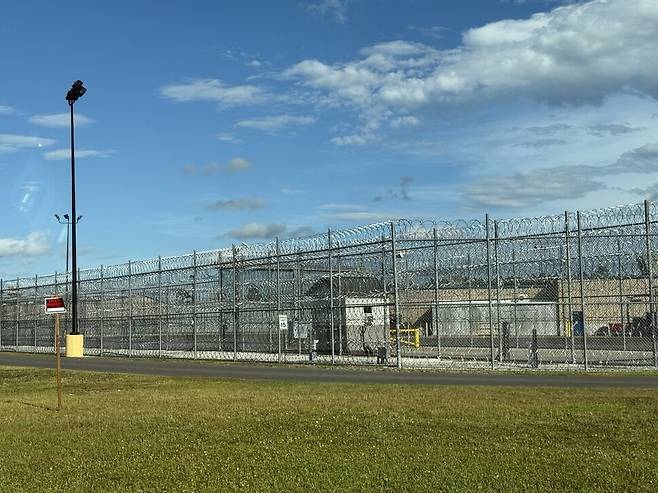 미국 조지아주 포크스턴에 위치한 ‘디레이 제임스 교정시설(D.Ray James Correction Facility)’. 현대차그룹-엘지(LG)에너지솔루션(엔솔) 합작 배터리 공장 건설 현장에서 불법체류 등의 혐의로 체포된 한국인 노동자 300여명이 이곳에 구금돼있다. 포크스턴/김원철 특파원