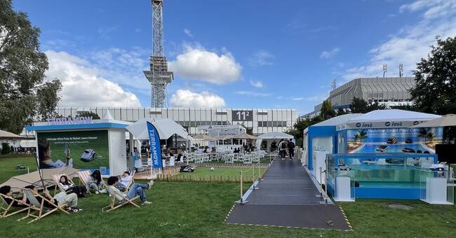 지난 5일(현지시각) 독일 베를린 국제 가전 전시회(IFA)의 야외 잔디밭에 만든 로봇 청소기 회사들의 임시 전시장. 대부분 중국 청년들로 이뤄진 중국 기업이다. 박종오 기자