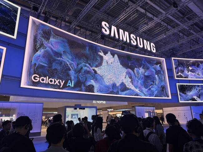 지난 5일(현지시각) 독일 베를린 국제 가전 전시회(IFA) 내 삼성전자 전시관이 관람객들로 붐비고 있다. 박종오 기자