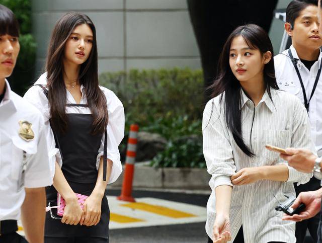 뉴진스 다니엘(왼쪽 두 번째)과 민지(왼쪽 세 번째)가 지난달 14일 서울 서초구 서울중앙지법에서 열린 전속계약 유효 확인 소송 조정기일에 출석하고 있다. 뉴시스