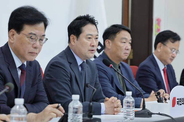 장동혁 국민의힘 대표가 7일 오후 서울 여의도 국회에서 가진 미국 조지아주 한국인 무더기 구금과 관련, 외교현안 긴급회의에서 발언하고 있다. 뉴스1