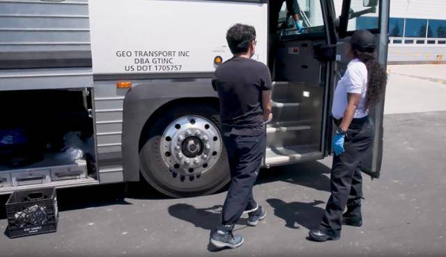 미국 이민세관단속국 ICE(U.S. Immigration and Customs Enforcement)가 조지아주 내 현대자동차그룹과 LG에너지솔루션 합작 배터리 공장 건설 현장의 한국인 직원 300여 명을 기습 단속·구금하는 영상을 공개했다. ICE 홈페이지 캡처