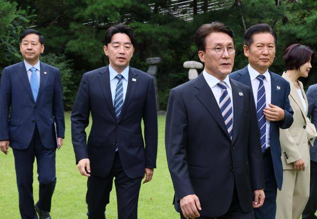 김민석(오른쪽 세 번째) 국무총리가 7일 서울 종로구 총리공관에서 열린 고위당정협의회에 참석하기 위해 정청래(두 번째) 더불어민주당 대표, 강훈식(왼쪽 두 번째) 대통령 비서실장, 구윤철(맨 왼쪽) 부총리 겸 기획재정부 장관 등과 회의장으로 향하고 있다. 연합뉴스