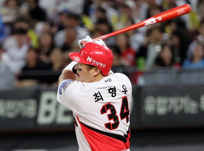 <yonhap photo-8217=""> 최형우, 내야안타로 역전타점 (광주=연합뉴스) 조남수 기자 = 15일 광주기아챔피언스필드에서 열린 프로야구 롯데 자이언츠와 KIA 타이거즈의 경기. KIA 최형우가 3회말 무사 만루에서 내야안타를 역전 타점을 올리고 있다. 2025.5.15 iso64@yna.co.kr/2025-05-15 19:58:49/ <저작권자 ⓒ 1980-2025 ㈜연합뉴스. 무단 전재 재배포 금지, AI 학습 및 활용 금지></yonhap>