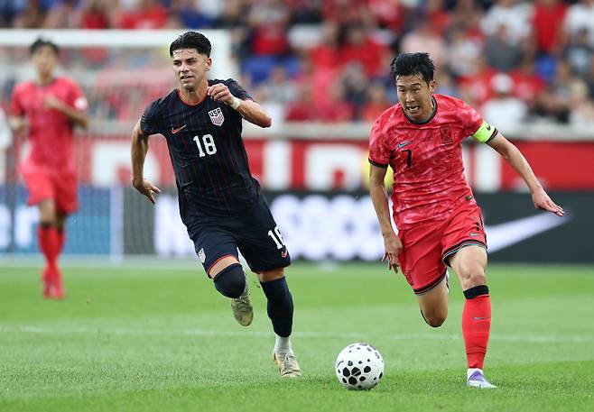 <yonhap photo-2868=""> 드리블하는 손흥민 (해리슨[미국 뉴저지주]=연합뉴스) 윤동진 기자 = 6일(현지시간) 미국 뉴저지주 해리슨 스포츠일러스트레이티드 스타디움에서 열린 한국 대 미국 친선경기에서 한국 손흥민이 드리블 돌파를 시도하고 있다. 2025.9.7 mon@yna.co.kr/2025-09-07 08:40:28/ <저작권자 ⓒ 1980-2025 ㈜연합뉴스. 무단 전재 재배포 금지, AI 학습 및 활용 금지></yonhap>