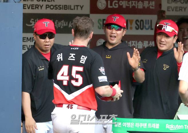 29일 오후 잠실야구장에서 열린 2025 프로야구 KIA와 LG 경기. KIA 이범호 감독이 6회 역전타를 날리고 오선우의 적시타 때 득점한 위즈덤을 반기고 있다. 잠실=정시종 기자 /2025.06.29.