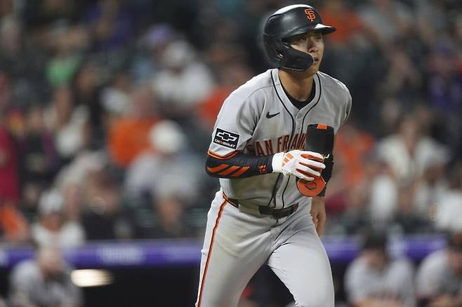 <yonhap photo-2972=""> San Francisco Giants' Jung Hoo Lee heads up the first-base line after drawing a walk from Colorado Rockies relief pitcher Angel Chivilli in the fifth inning of a baseball game Tuesday, Sept. 2, 2025, in Denver. (AP Photo/David Zalubowski)/2025-09-03 12:46:11/ <저작권자 ⓒ 1980-2025 ㈜연합뉴스. 무단 전재 재배포 금지, AI 학습 및 활용 금지></yonhap>