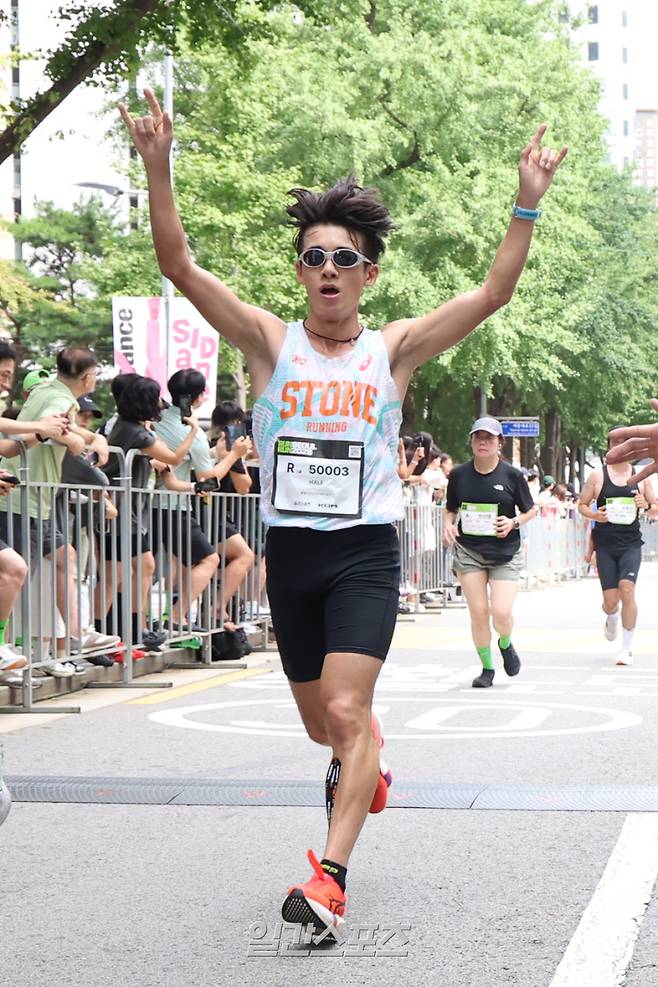 '런서울런 2025(제19회 일간스포츠 서울마라톤)’가 7일 오전 서울 중구 서울광장에서 열렸다. 하프 1등 원형석이 피니시 라인을 통과하고 있다. 일간스포츠가 주최하고 스포맥스 코리아가 주관하며 서울특별시가 후원하는 ‘런서울런 2025’는 지난 18년간 열린 ‘그린리본 희망 페스티벌’의 명맥을 잇는 대회로, 10㎞와 하프(21㎞) 두 구간으로 나뉘어 진행됐다. 서병수 기자 qudtn@edaily.co.kr /2025.09.07/