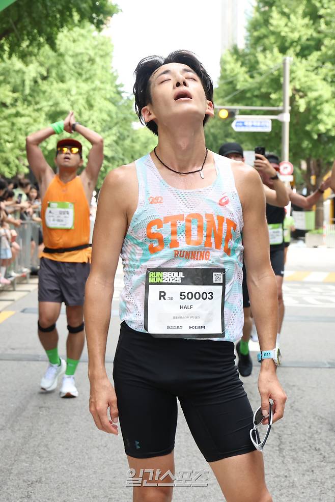 '런서울런 2025(제19회 일간스포츠 서울마라톤)’가 7일 오전 서울 중구 서울광장에서 열렸다. 하프 1등 원형석이 피니시 라인을 통과 후 숨을 고르고 있다. 일간스포츠가 주최하고 스포맥스 코리아가 주관하며 서울특별시가 후원하는 ‘런서울런 2025’는 지난 18년간 열린 ‘그린리본 희망 페스티벌’의 명맥을 잇는 대회로, 10㎞와 하프(21㎞) 두 구간으로 나뉘어 진행됐다. 서병수 기자 qudtn@edaily.co.kr /2025.09.07/