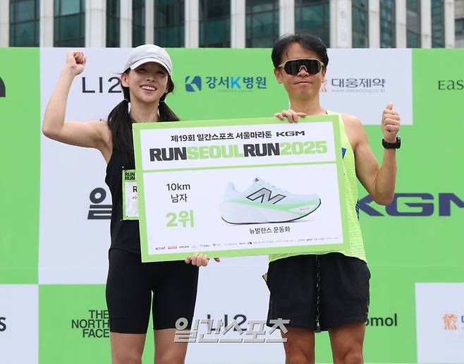 '런서울런 2025(제19회 일간스포츠 서울마라톤)’가 7일 오전 서울 중구 서울광장에서 열렸다. 10km 남자 2위 김창국이 리투 신애련 대표와 기념촬영을 하고 있다. 일간스포츠가 주최하고 스포맥스 코리아가 주관하며 서울특별시가 후원하는 ‘런서울런 2025’는 지난 18년간 열린 ‘그린리본 희망 페스티벌’의 명맥을 잇는 대회로, 10㎞와 하프(21㎞) 두 구간으로 나뉘어 진행됐다. 서병수 기자 qudtn@edaily.co.kr /2025.09.07/