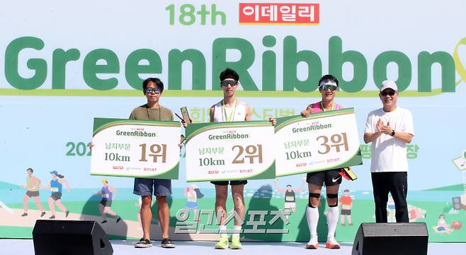[이데일리 방인권 기자] 곽재선 이데일리 회장이 28일 서울 마포구 평화의공원 평화광장에서 열린 '제18회 그린리본마라톤 페스티벌'에서 남성부 수상자(왼쪽부터 김창국, 유창현, 김영도)에게 시상을 한 뒤, 기념촬영을 하고 있다. 그린리본은 캐나다에서 유괴 후 살해된 크리스틴 프렌치(Kristen French)를 추모하며 가족과 이웃이 매단 것에서 유래해 희생된 실종아동의 영혼을 추모하고 아직까지 돌아오지 못한 실종아동의 무사 귀환을 바라는 희망으로 '이데일리 그린리본마라톤 페스티벌'은 그 희망의 상징을 이어받아, 실종아동들의 무사 귀환 기원 및 예방, 더 나아가 아동학대와 아동범죄 근절에 대한 사회적 공감대 형성을 목적으로 마련되었다. '제18회 그린리본마라톤 페스티벌'은 이데일리와 일간스포츠, 아동권리보장원이 공동 주최하고, 문화체육관광부, 보건복지부, 여성가족부, 서울시, 서울경찰청이 후원하며 안다르가 대회 공식 티셔츠를 협찬했다.