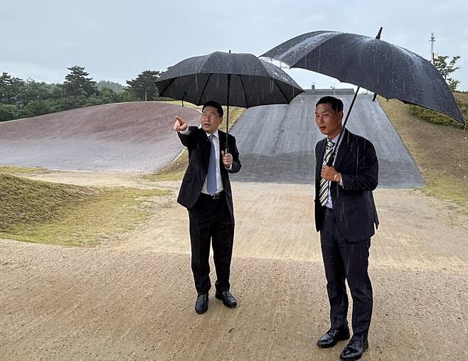 양양 BMX 경기장을 돌아보고 있는 이상현 연맹 회장(왼쪽)과 조호성 전무이사. 사진=대한사이클연맹
