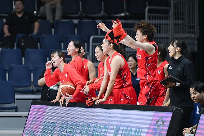 후지쯔 선수단이 7일 부산 사직실내체육관에서 열린 덴소와의 2025 BNK금융 박신자컵 결승전에서 득점 후 환호하고 있다. 사진=WKBL