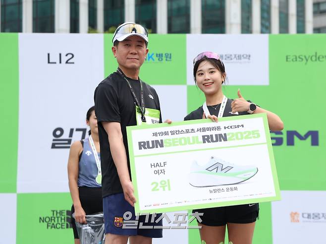 '런서울런 2025(제19회 일간스포츠 서울마라톤)’가 7일 오전 서울 중구 서울광장에서 열렸다. 하프(21km) 여자 2위 김수정이 KG모빌리티 황기영 대표와 기념촬영을 하고 있다. 일간스포츠가 주최하고 스포맥스 코리아가 주관하며 서울특별시가 후원하는 ‘런서울런 2025’는 지난 18년간 열린 ‘그린리본 희망 페스티벌’의 명맥을 잇는 대회로, 10㎞와 하프(21㎞) 두 구간으로 나뉘어 진행됐다. 서병수 기자 qudtn@edaily.co.kr /2025.09.07/