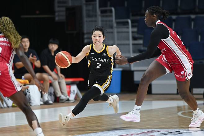 KB 허예은(가운데)이 7일 부산 사직실내체육관에서 열린 사라고사와의 2025 BNK금융 박신자컵 3위 결정전에서 돌파를 시도하고 있다. 사진=WKBL