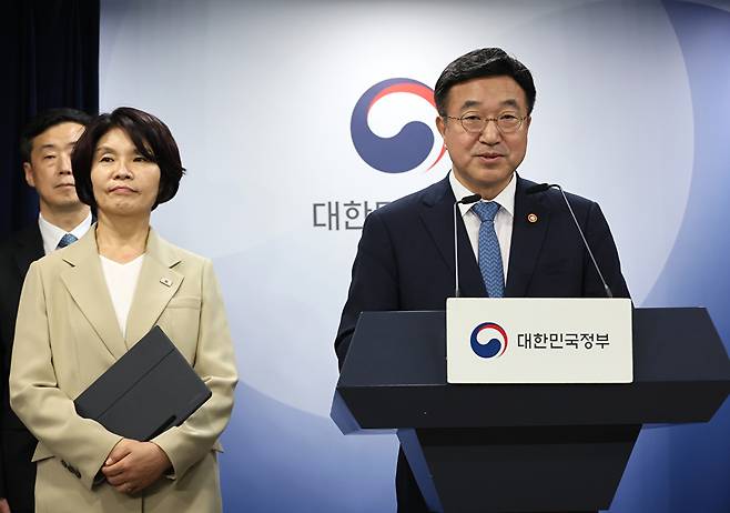 윤호중 행정안전부 장관과 더불어민주당 한정애 정책위의장이 7일 서울 종로구 정부서울청사에서 제3차 고위당정협의회 결과 및 정부조직 개편 방안에 대해 발표하고 있다. 2025.9.7 [사진=연합뉴스]