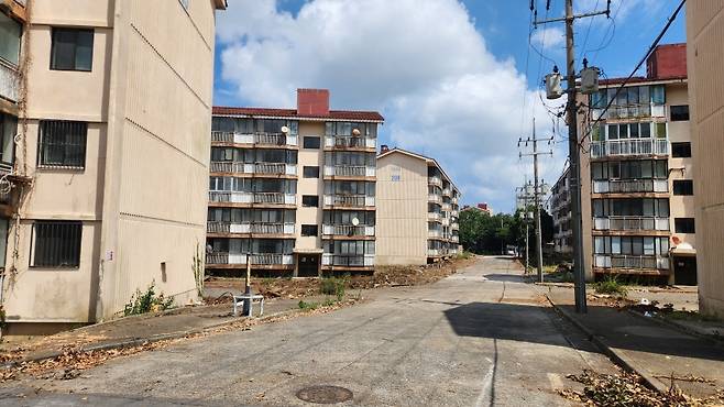 세입자들이 모두 빠져 나가고 철거 준비중인 제주 이동 주공 2,3단지