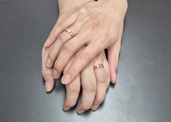 지난 3일 서울 마포구 공덕동서 만난 동성부부 소성욱(34)와 김용민(35)씨가 손을 맞잡고 있다. 이들은 지난해 대법원 판결로 건강보험 피부양자 자격을 인정받았다. 오소영 기자