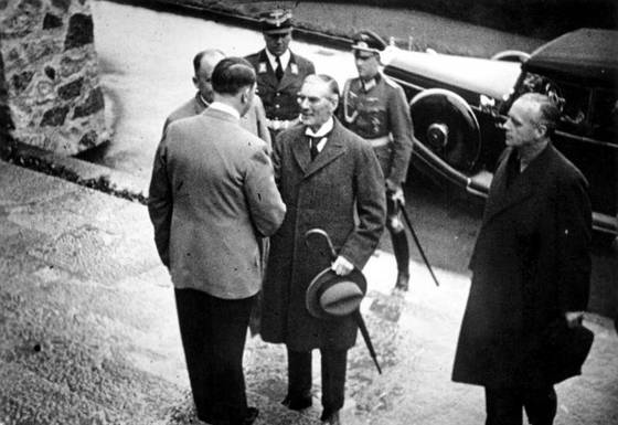 챔벌레인을 영접하는 히틀러. 당사자의 의사를 묻지도 않고 강대국들의 야합으로 체코슬로바키아의 운명이 결정됐다. 위키피디아