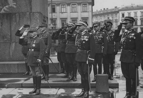 1936년 바르샤바를 방문한 프랑스군 총사령관 모리스 가믈랭. 폴란드는 동맹국 군실권자를 극진히 대접했으나, 정작 필요할 때 버림받았다. 위키피디아