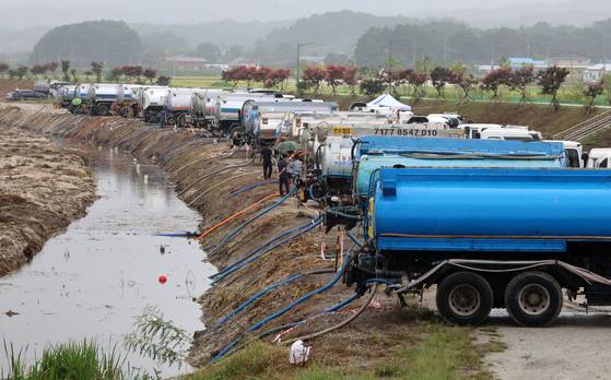 최악의 가뭄이 이어지는 7일 강원 강릉의 한 하천에서 살수차들이 운반급수를 위해 줄지어 취수하고 있다.연합뉴스