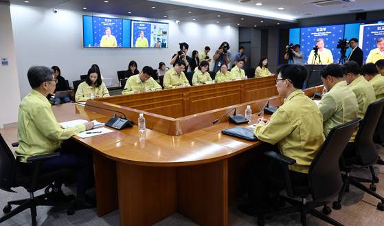 조현 외교부 장관이 6일 서울 종로구 외교부에서 열린 재외국민보호대책본부 본부-공관 합동 대책회의에서 모두발언을 하고 있다.   이날 회의는 미국 조지아주 한국 배터리 공장 건설 현장에서 대대적인 이민 단속으로 한국인이 300명 넘게 체포되는 사태가 벌어진 것과 관련 대책 논의를 위해 열렸다. 뉴스1