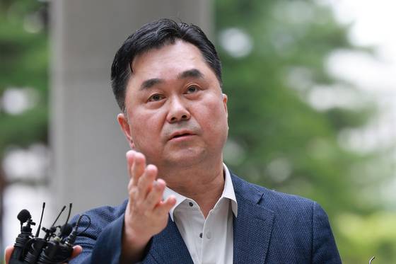 무소속 김종민 의원이 7일 계엄 해제의결 방해 의혹과 관련해 참고인 신분으로 조사받기 위해 서울 서초구 서울고검에 마련된 조은석 내란특별검사팀에 출석하며 출입문을 확인하고 있다. 연합뉴스