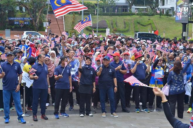 말레이시아의 최고 명문인 말라야대학교는 지난달 4일 학내 다목적홀 '덩쿠 칸슬러 홀'에서 '독립기념의 달 및 잘루르 게밀랑(말레이시아 국기) 게양 캠페인 출범식'을 열었다. 이 자리에서 누르 아즈완 아부 오스만 말라야대학교 총장은 "잘루르 게밀랑을 높이 휘날리고 전 세계에 알리자"라며 "우리는 말레이시아의 아들 딸임을 자랑스럽게 여긴다"라고 축사했다. / 사진=말라야대학교
