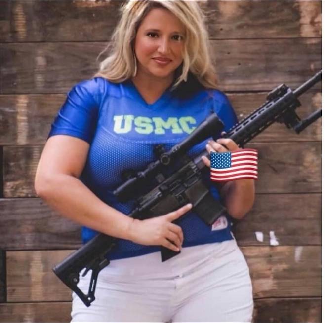 미국 극우정치인 토리 브래넘이 조지아주 현대차·LG에너지솔루션 합작 배터리 공장에 대한 대규모 이민 단속이 자신의 신고에 의해 이뤄졌다고 주장한 뒤 '문자 폭탄'에 시달리고 있다. 브래넘은 본인의 페이스북 계정에 총을 들고 있는 자신의 사진을 올렸다. 사진=브래넘 페이스북 계정 갈무리