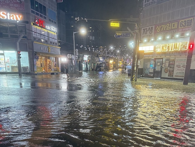 7일 전북 군산에 시간당 150㎜ 이상의 강한 비가 내리면서 나운동 일대 상가가 침수됐다. 연합뉴스