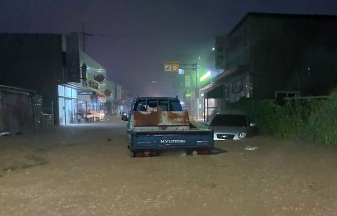 전북지역에 극한호우가 내린 7일 군산시 미성초등학교 인근에 차량 2대거 침수돼 있다. 전북소방본부 제공