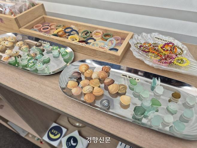 ‘바다 유리’ 등 해변 쓰레기를 ‘업사이클링’해 만든 소품들이 지난 6일 강원 동해시 공방 ‘두두달’에 진열되어 있다. 김태욱 기자