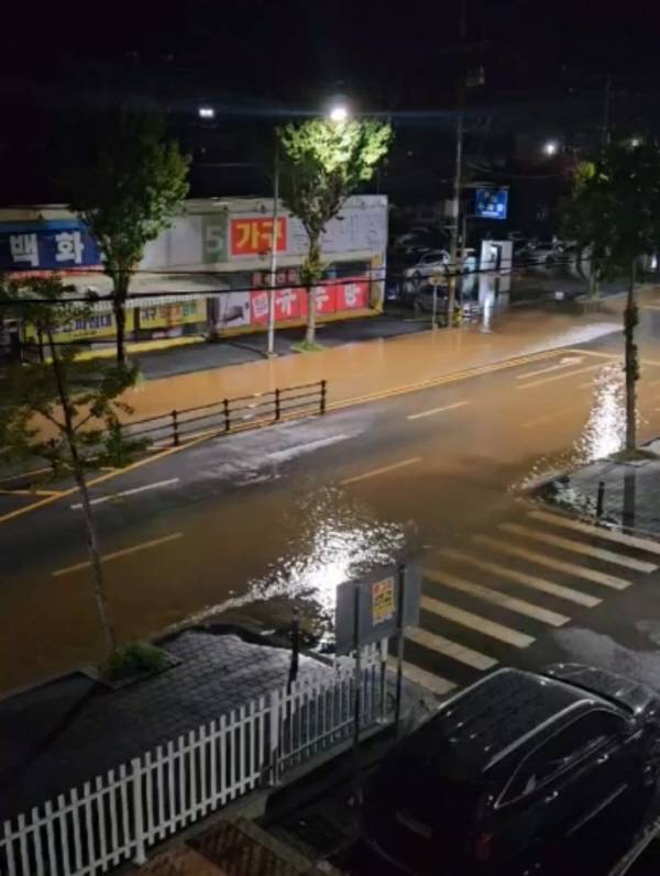 7일 전북 전역에 호우특보가 발효된 가운데 김제시의 한 도로가 밤새 내린 비에 침수됐다. 연합뉴스