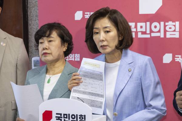 국민의힘 나경원 의원이 지난 5일 국회 법사위 검찰 개혁 청문회에서 퇴장한 뒤 기자회견을 하고 있다. 연합뉴스