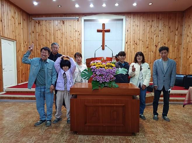 이태조 목사가 시무하는 교회의 성도들. 이 목사 제공