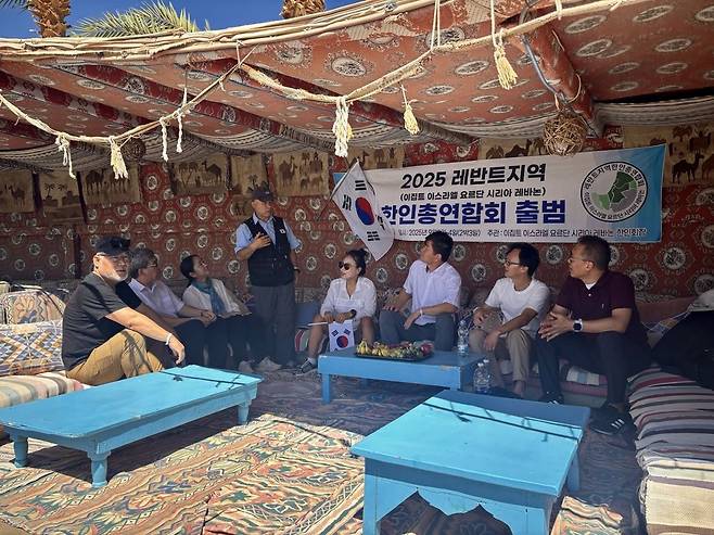 이강근(왼쪽 네 번째) 이스라엘 한인회장과 레반트지역한인총연합회 회원과 관계자들이 3일(현지시간) 이집트 다합 한 호텔에서 회의하고 있다.