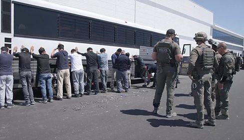 미국 이민 당국이 공개한 현대차·LG에너지솔루션 단속 현장 모습. 연합뉴스