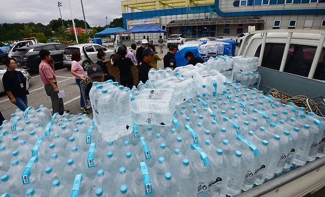 5일 강원도 강릉시 강남동 강남축구공원에서 시민들이 생수를 받기위해 줄을 서 있다. 연합뉴스