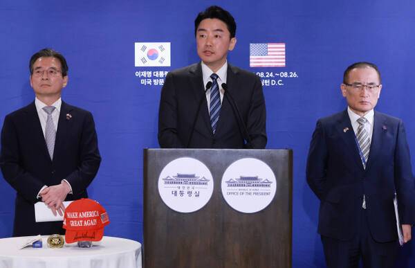 강훈식 대통령 비서실장이 지난달 25일(현지시간) 미국 워싱턴DC의 한국프레스센터가 마련된 호텔에서 이재명 대통령과 도널드 트럼프 미국 대통령의 한미정상회담 관련 브리핑을 하는 모습. 연합뉴스