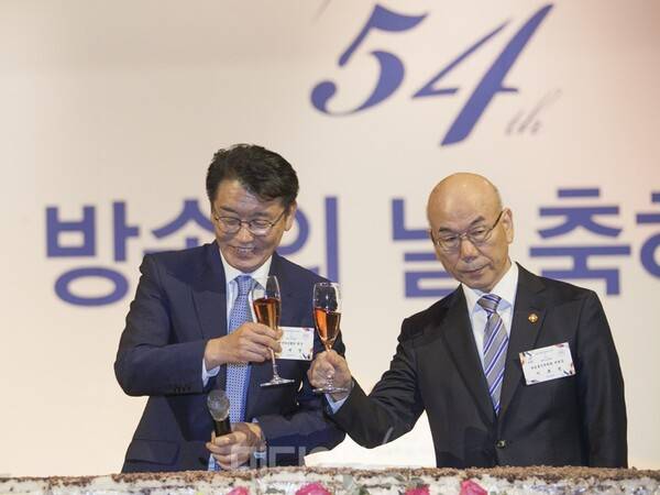 ▲ 2017년 9월 방송의날 축하연에서 고대영 KBS 사장(왼쪽)과 이효성 방송통신위원장이 건배하고 있다. 사진=이치열 기자 truth710@