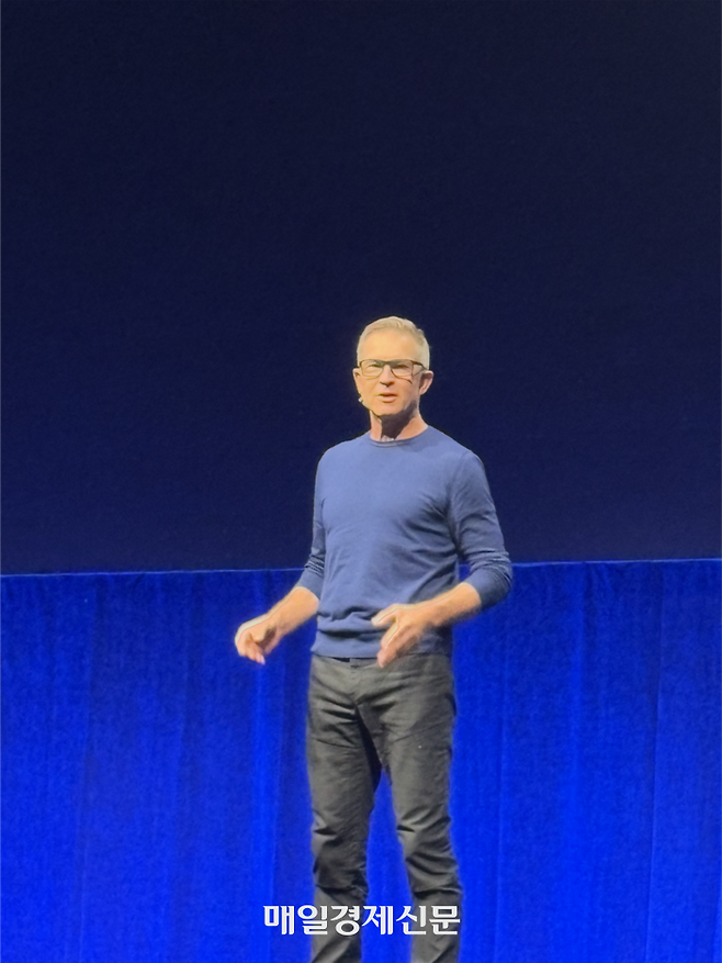 데이비드 버주키 로블록스 CEO가 RDC2025에서 기조강연을 하고 있다.