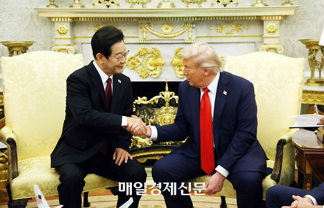 이재명 대통령과 도널드 트럼프 미국 대통령이 지난달 25일(현지시간) 미국 워싱턴DC 백악관 오벌 오피스에서 만나 악수하고 있다. <김호영 기자>