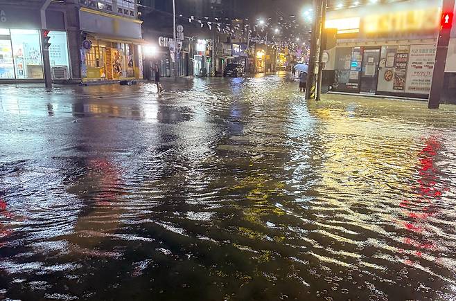 침수된 전북 군산시 나운동 상가 일대 모습. [연합뉴스]