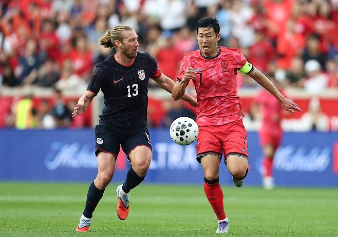 미국과의 평가전에서 1골 1도움을 기록하며 한국 축구대표팀의 승리를 이끈 손흥민이 공을 몰면서 돌파하고 있다.  연합뉴스